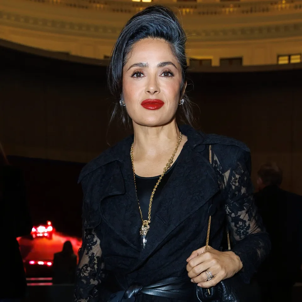 Salma Hayek impone moda con las botas de plataforma más trendy del 2025