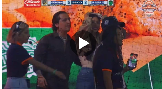 Así sufrieron el gol de la derrota Nodal y Ángela Aguilar en un partido de fútbol en televisión
