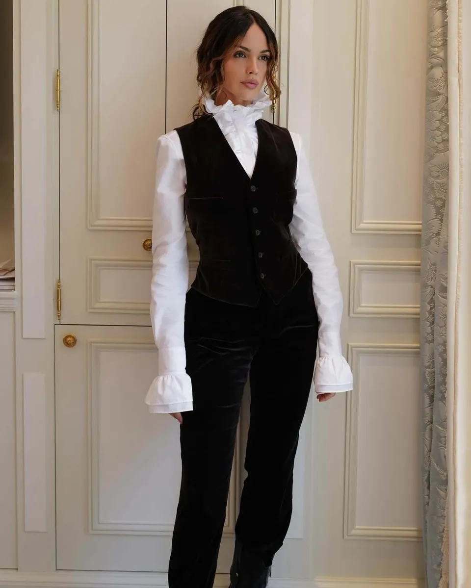 Eiza González deslumbra en París con un look de Ralph Lauren inspirado en el estilo victoriano