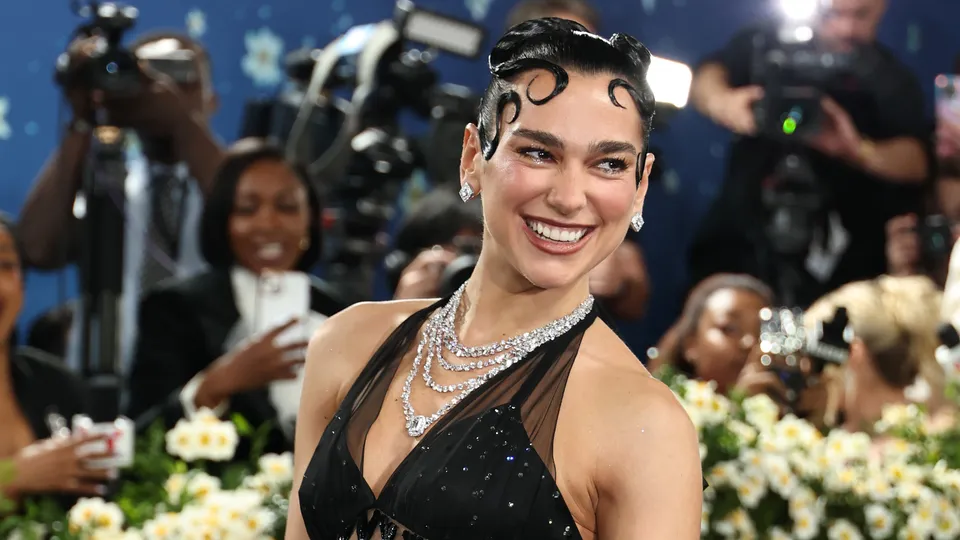 Dua Lipa deslumbra en la MET Gala 2025 con un vestido gótico y etéreo