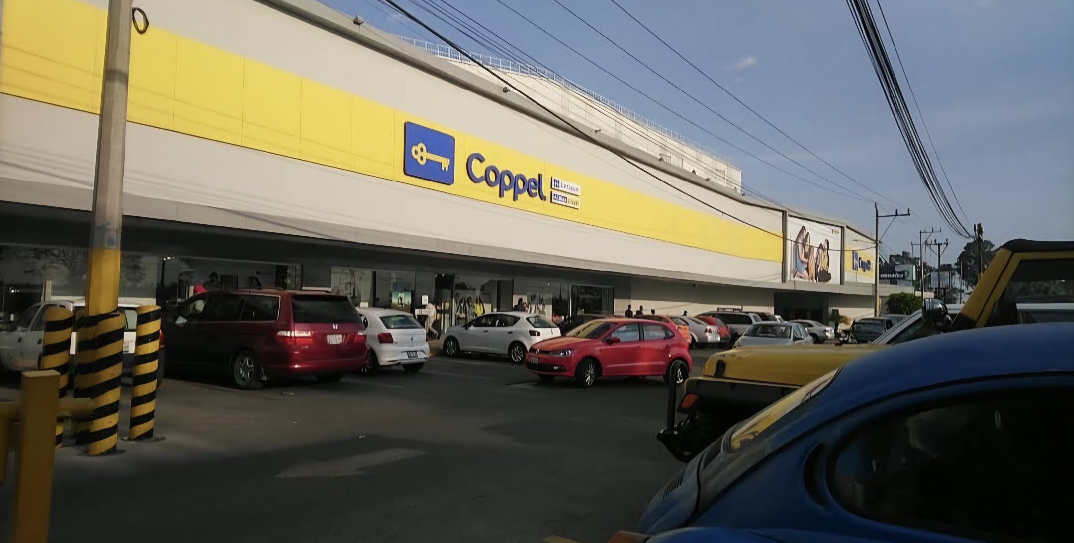 Asaltan tienda departamental en La Ciénega; ladrones huyen en moto con celulares