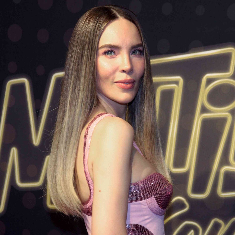 Belinda impone moda con jeans acampanados y botas de plataforma este verano 2025