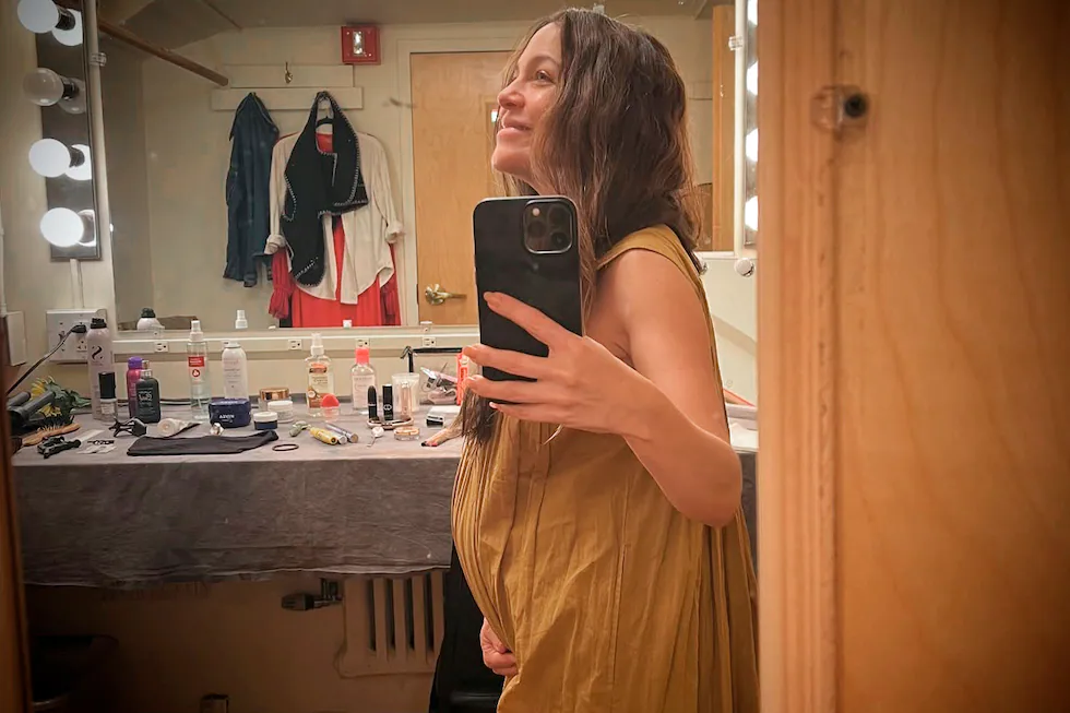 Natalia Lafourcade anuncia su embarazo: “Cinco meses y seguimos creciendo”