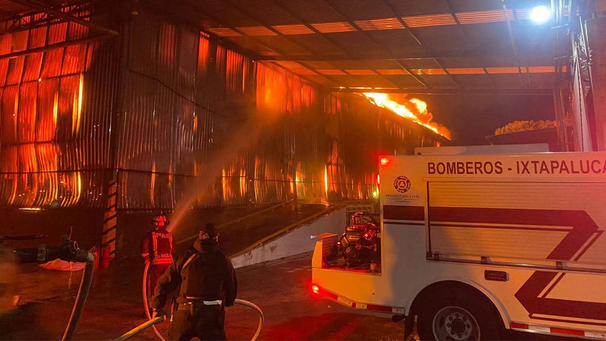 Incendio consume fábrica textil en Ixtapaluca; cuerpos de emergencia trabajan en la zona