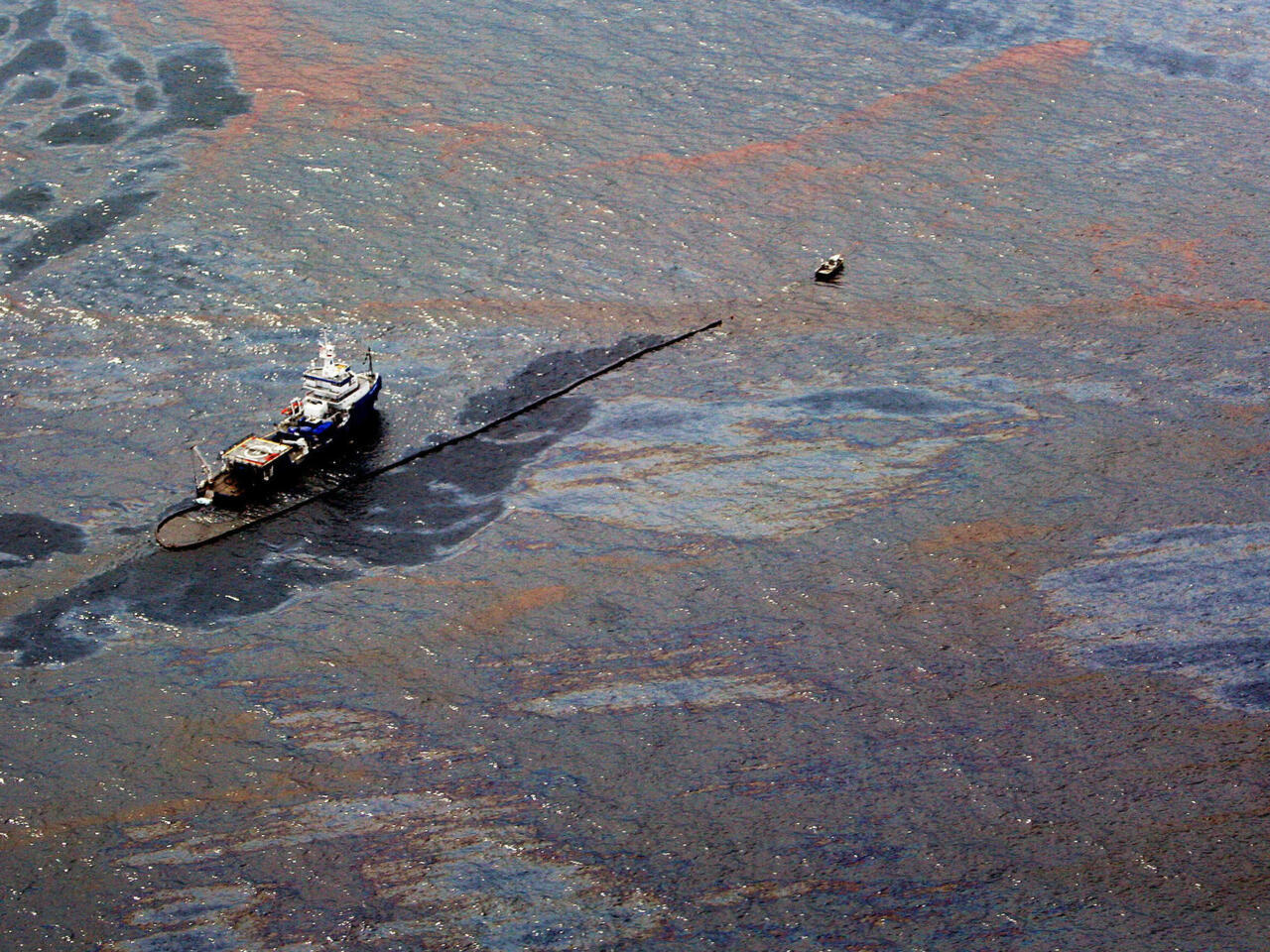 Pemex destituye a funcionarios por ocultar derrame